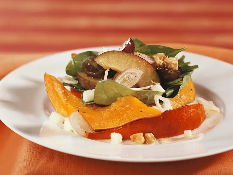 Kürbisspalten mit fruchtigem Spinatsalat