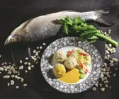 Fischklößchen mit Gemüsereis und Currysauce