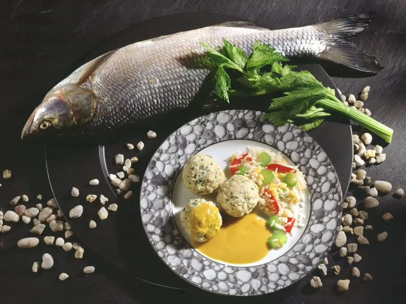 Fischklößchen mit Gemüsereis und Currysauce