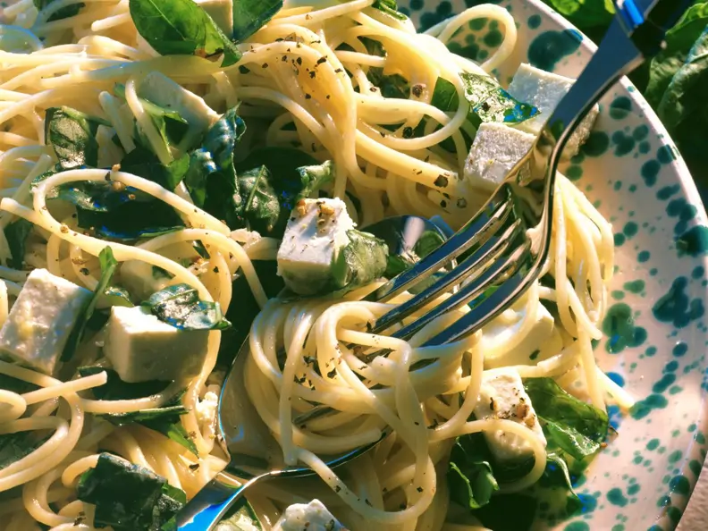 Kräuter-Spaghetti mit Schafskäse