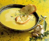 Knoblauchsuppe mit Croutons