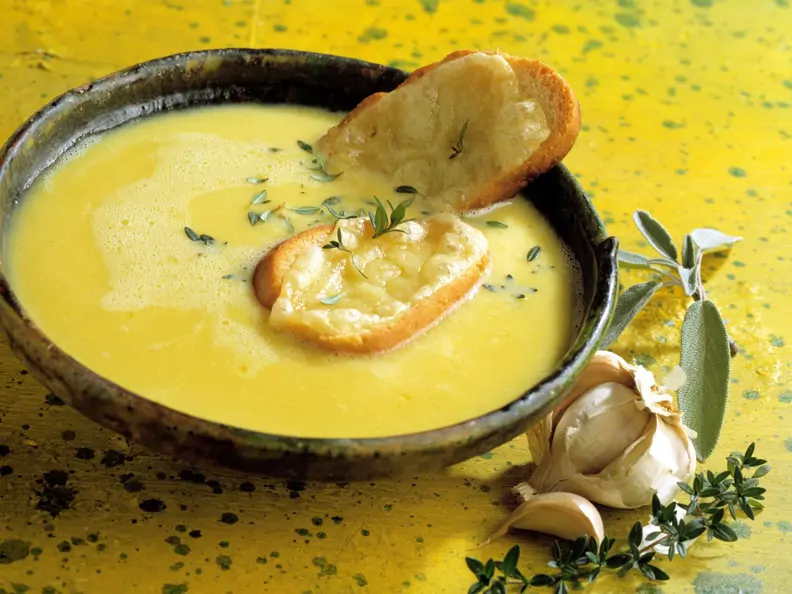 Knoblauchsuppe mit Croutons