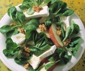 Feldsalat mit Camembert und Walnüssen