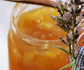 Aprikosenmarmelade mit Schuss