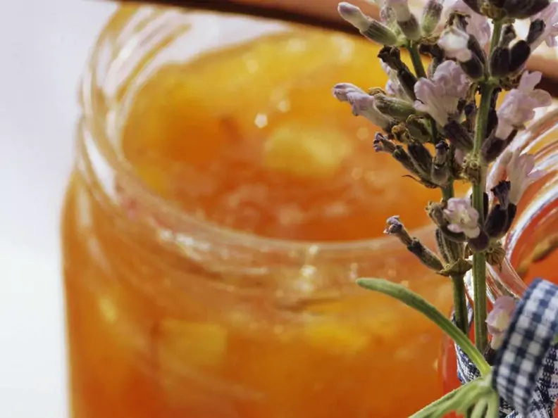 Aprikosenmarmelade mit Schuss