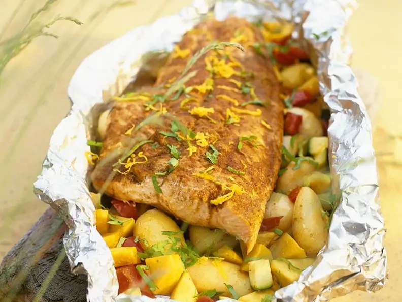 Lachs mit Zitronenzesten & Kräutern auf Gemüse (aus der Dose)