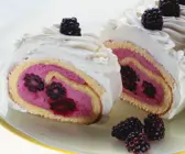 Biskuitrolle mit Brombeer-Sahnefüllung
