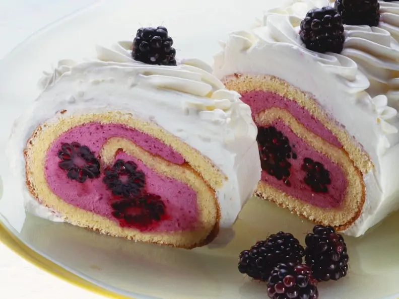 Biskuitrolle mit Brombeer-Sahnefüllung