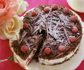 Schokoladen-Himbeer-Torte mit Puderzucker
