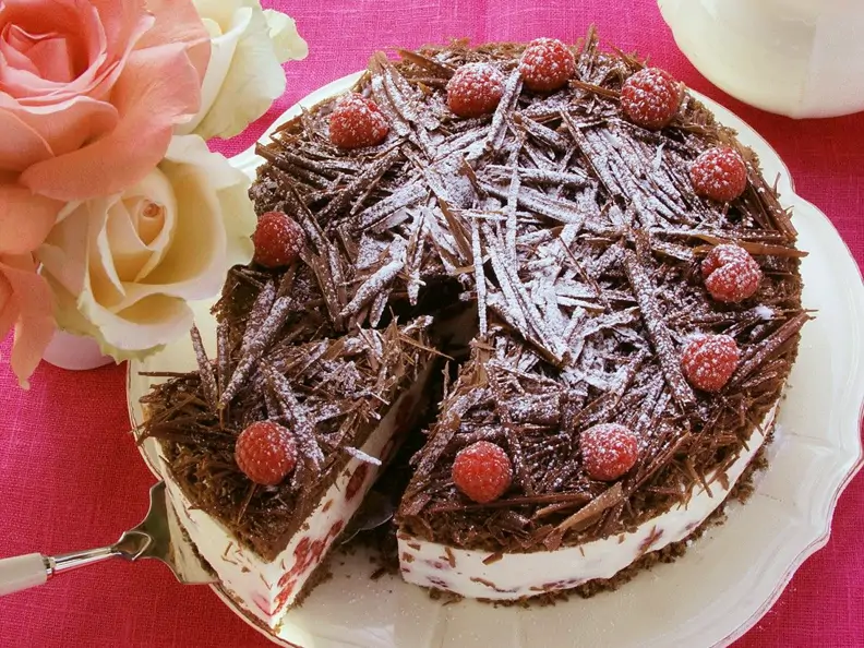 Schokoladen-Himbeer-Torte mit Puderzucker