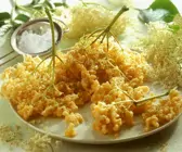 Hollerküchle (frittierte Holunderblüten)