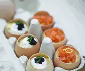 Gekochte Eier mit Sauerrahm, Kaviar und Lachs