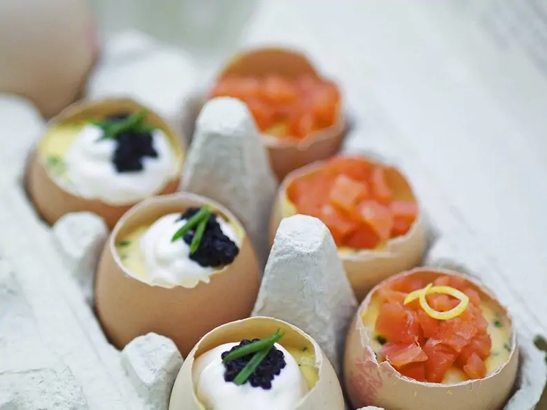 Gekochte Eier mit Sauerrahm, Kaviar und Lachs