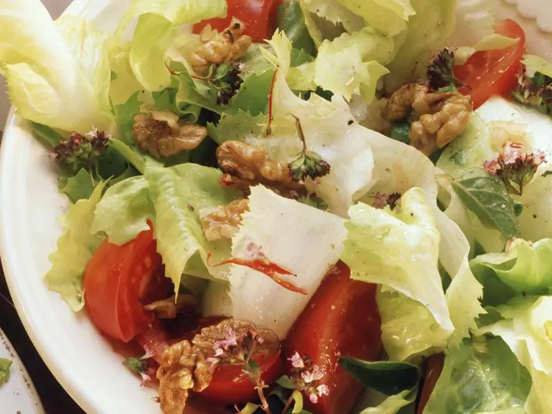 Endiviensalat mit Walnüssen