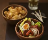 Tapas: Salat mit Ei und Chorizo, würziger Blumenkohl