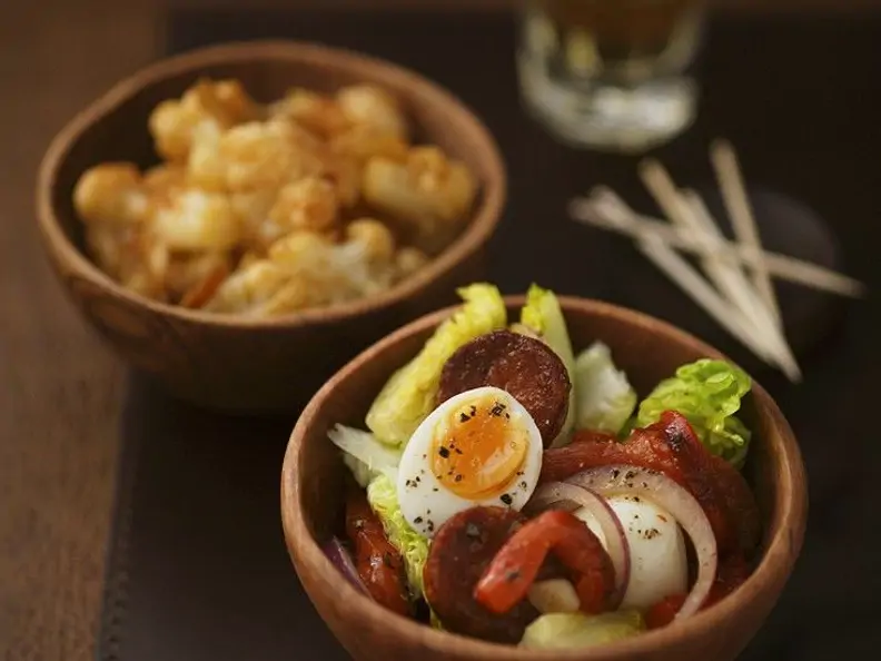 Tapas: Salat mit Ei und Chorizo, würziger Blumenkohl