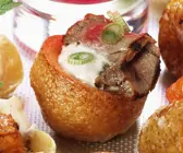 Yorkshire-Pudding mit Creme fraiche und Roastbeef
