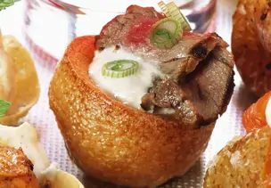 Yorkshire-Pudding mit Creme fraiche und Roastbeef