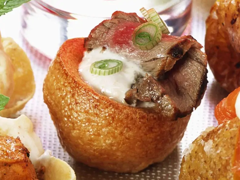 Yorkshire-Pudding mit Creme fraiche und Roastbeef