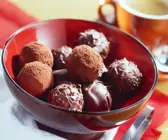 Cappuccino-Pralinen in roter Schale