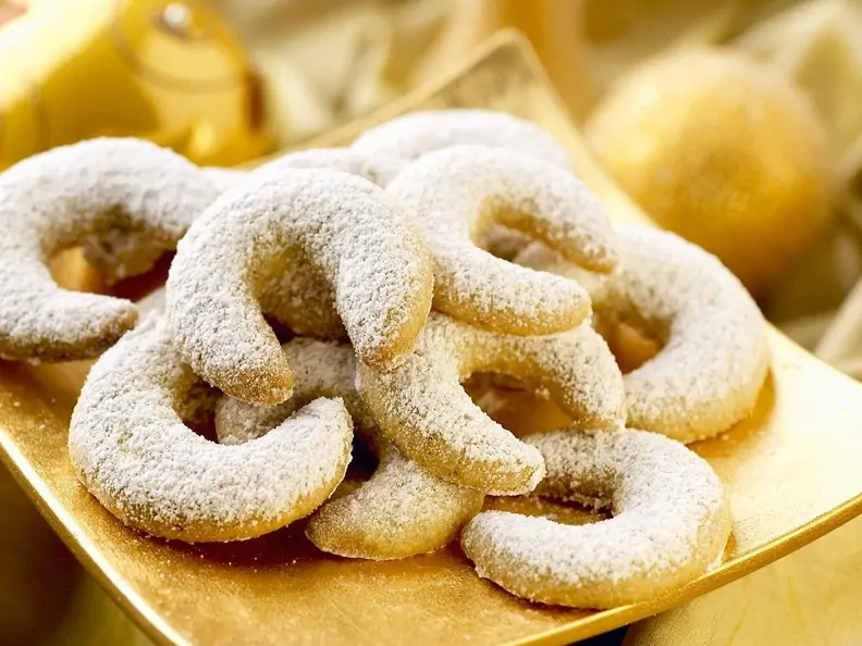 Vanillekipferl mit Puderzucker