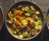 Gemischtes Gulasch mit Gemüse