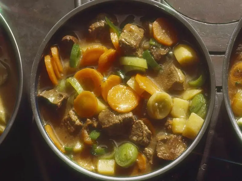 Gemischtes Gulasch mit Gemüse