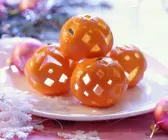 Geschnitzte Orangenschalen als Weihnachtsdeko