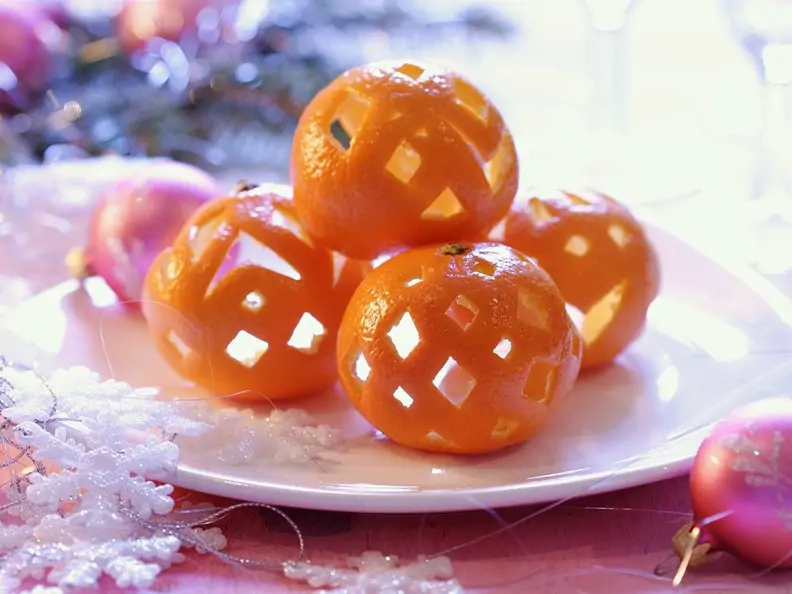 Geschnitzte Orangenschalen als Weihnachtsdeko