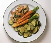Kalbsschnitzel mit Salbei und Zucchini-Möhren-Gemüse