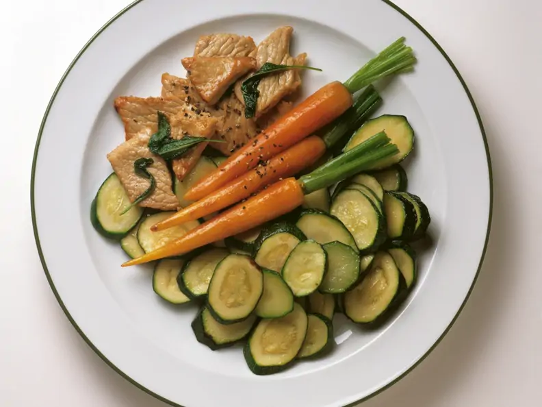 Kalbsschnitzel mit Salbei und Zucchini-Möhren-Gemüse