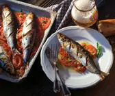 Gebratener Hering auf Tomaten