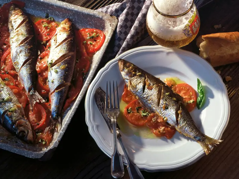 Gebratener Hering auf Tomaten