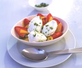 Mango-Erdbeer-Salat mit Frischkäsenocken