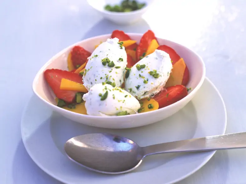 Mango-Erdbeer-Salat mit Frischkäsenocken