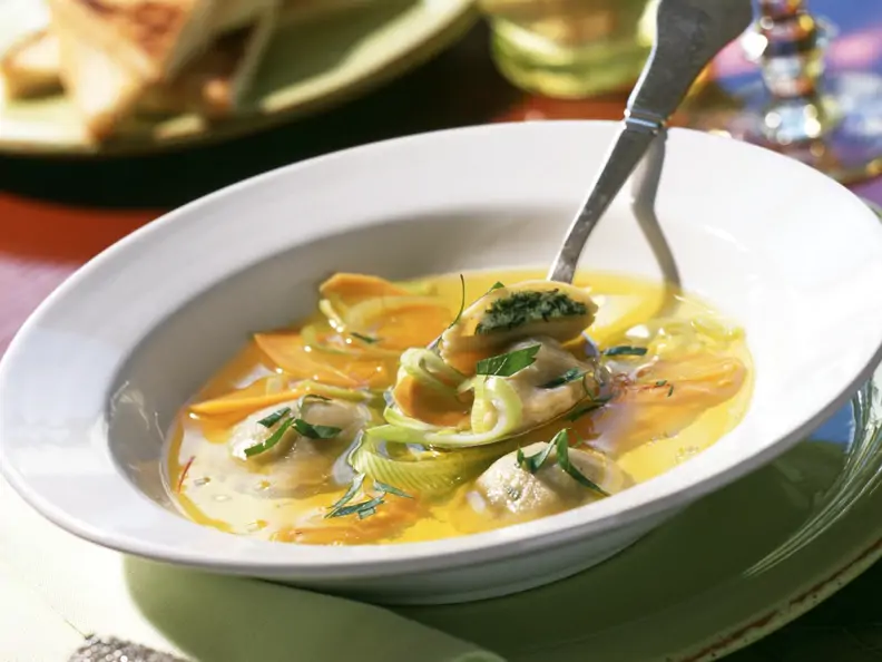 Safran-Bouillon mit Spinat-Ricotta-Ravioli