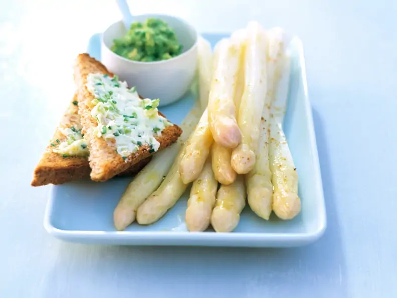 Spargel mit Avocado-Dip