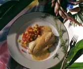 Zanderfilet mit scharfer Erdnusssauce und Tomaten-Mais-Confit