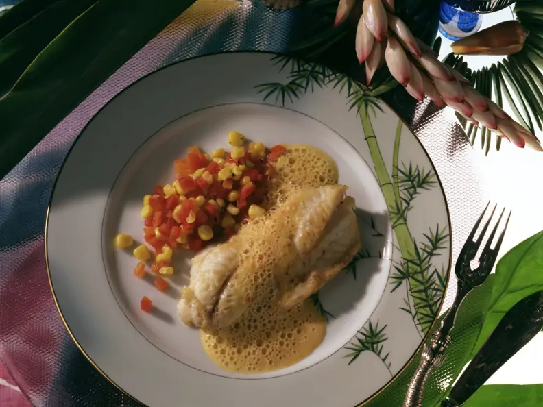 Zanderfilet mit scharfer Erdnusssauce und Tomaten-Mais-Confit