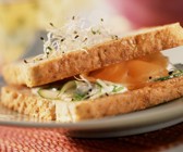 Sandwich mit Lachs und Sprossen