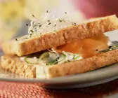 Sandwich mit Lachs und Sprossen