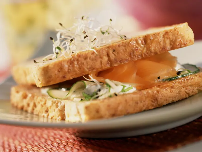 Sandwich mit Lachs und Sprossen