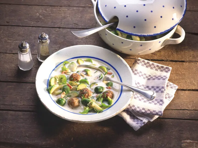 Rosenkohlsuppe mit Fleischklößchen
