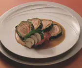 Rinderfilet mit Pilzkruste im Mangold-Mantel