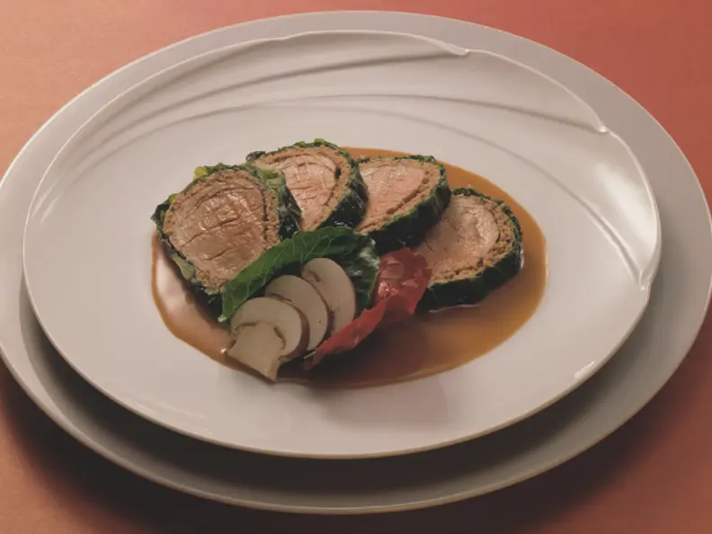 Rinderfilet mit Pilzkruste im Mangold-Mantel