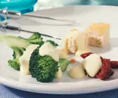 Käsefondue mit mariniertem Brokkoli und getrockneten Tomaten