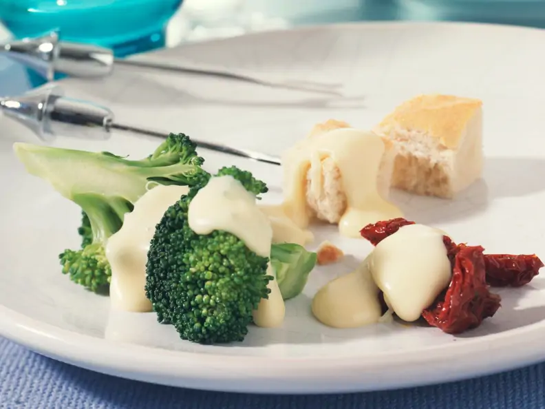 Käsefondue mit mariniertem Brokkoli und getrockneten Tomaten