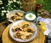 Teigtaschen mit verschiedenen Füllungen und Tzaziki