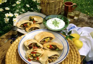 Teigtaschen mit verschiedenen Füllungen und Tzaziki