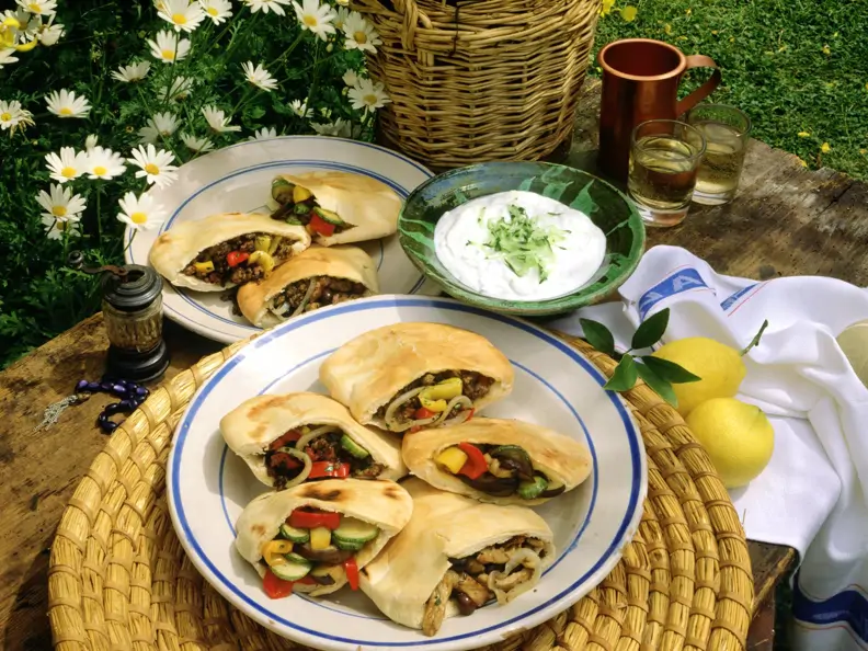 Teigtaschen mit verschiedenen Füllungen und Tzaziki